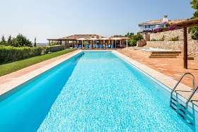 Villas with Large Swimming Pools